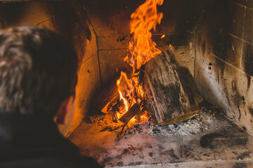 Naklejka premium Madeiras pegando fogo em lareira no inverno
