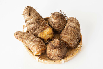 かごに盛った里いも