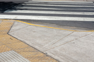 cruce de calle para personas de poca movilidad