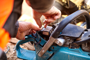 Repair of a chainsaw in the field. Purging of chainsaw air filters.