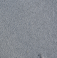 Sable humide sur une plage