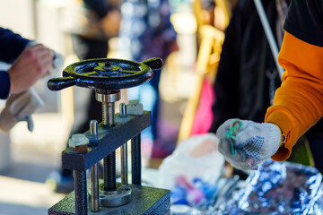 Worker's hands next to the swivel of the manual thermal press