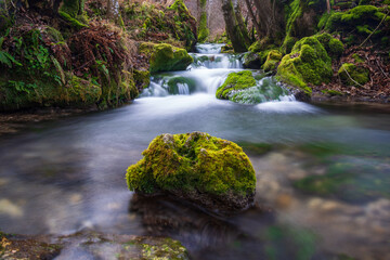 Wunderschöner Fluss mit fließendem Wasser mit kleinen Wasserfällen mit Langzeitbelichtung