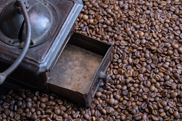 Antiguo molinillo de café moliendo café de origen colombiano, con olor intenso y perfumado,...