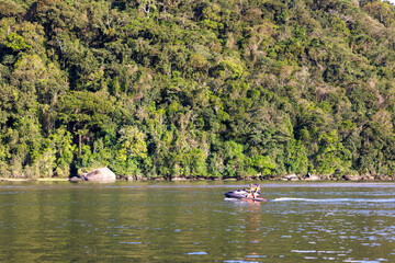 turistas andando de jet sky no Rio do litoral brasileiro