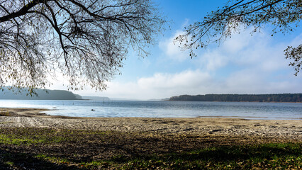 Jezioro Powidzkie widok od plaży w Anastazewie Listopad 2022 - obrazy, fototapety, plakaty