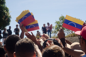 Conflito entre cidadãos venezuelanos contra forças de segurança na fronteira com o Brasil...