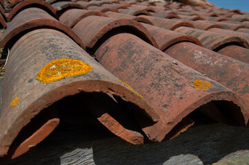 details of an old roof made of canal-type tiles, made of terracotta,