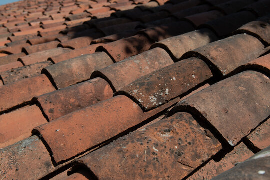 details of an old roof made of canal-type tiles, made of terracotta,
