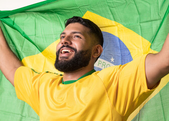 torcedor brasileiro torcendo feliz com bandeira do brasil