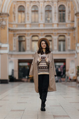 Obraz premium woman walking in the city steadicam shot