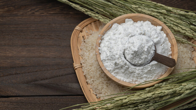 米粉と白米と稲穂　米粉イメージ