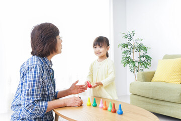 おばあちゃんとゲームをする子供