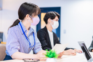 マスクをして会議をするビジネスパーソン