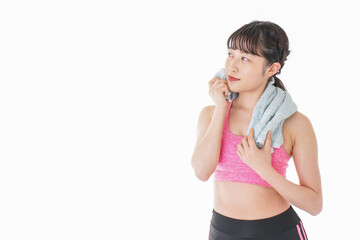 タオルで汗を拭く女性