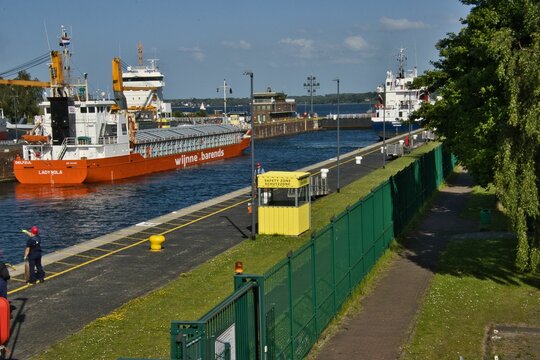 Ship enters the Holtenau lock and is brought to the berth.