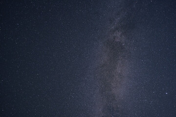 山間から見える夏の終わりの天の川とたくさんの星