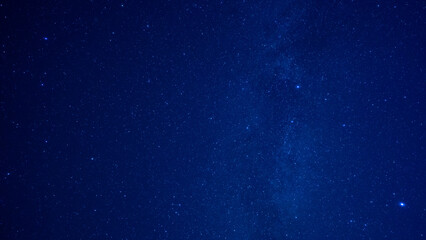 山間から見える夏の終わりの天の川とたくさんの星