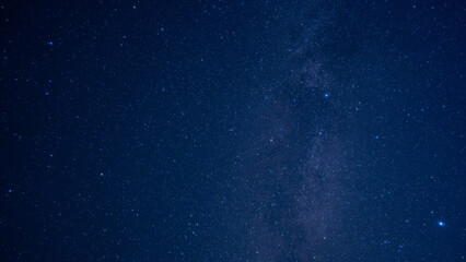 山間から見える夏の終わりの天の川とたくさんの星