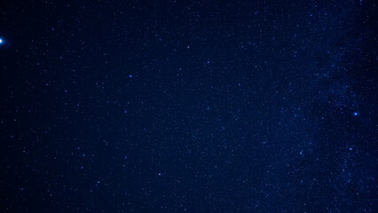 山間から見える夏の終わりの天の川とたくさんの星