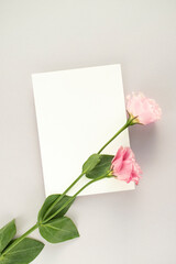 Fototapeta premium 장미와 카드 목업