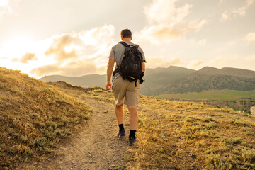 Fototapeta premium Hiker men going to sunset 