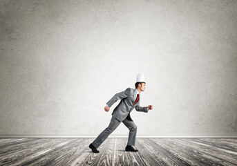 Obraz premium King businessman in elegant suit running in empty room