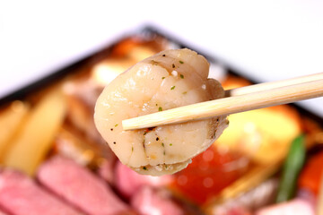 おせち料理のホタテを食べる　