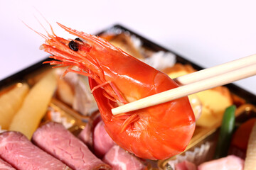 おせち料理のエビを食べる　