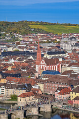 Panorama über Würzburg von der Festung Marienberg  mit Marienkapelle mit blauem Himmel,...