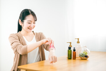 カミソリを使う女性（腕）
