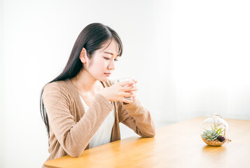 Obraz na płótnie Canvas 家で白湯・生姜湯・お茶を飲む日本人女性（温活） 