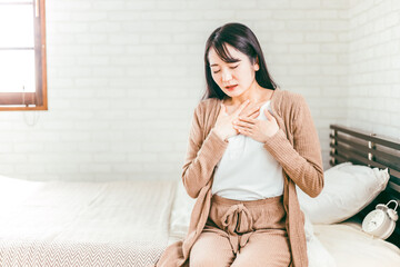 ベッドルームで心臓病・肺炎で苦しむ日本人女性
 - obrazy, fototapety, plakaty