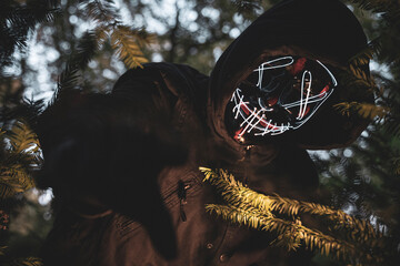 Halloween Person mit Maske im Wald