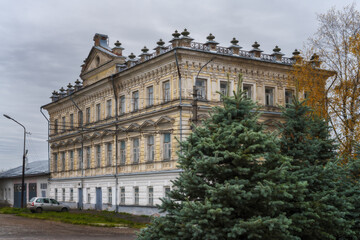 Fototapeta na wymiar City government building in autumn. Historical buildings of Kungur (Perm region, Russia).