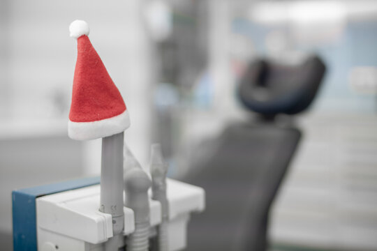 Zahnärztlicher Weihnachtshintergrund mit Platzhalter. Weihnachtsmütze in der Zahnarztpraxis