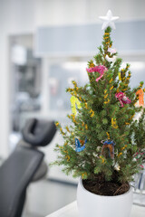 Zahnärztlicher Weihnachtshintergrund mit kieferorthopädischen Geräten und mit Platzhalter