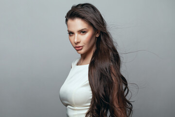 Obraz premium Perfect young woman brunette looking at camera, portrait