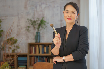 メイクブラシを持つ女性メイクアップアーチスト