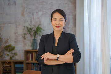 ポージングする女性経営者のポートレイト