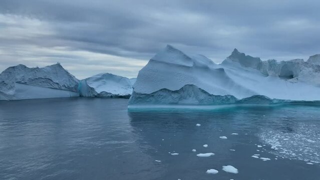 grandes icebergs flotando sobre el mar, texturas y formas.
