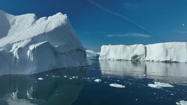 grandes icebergs flotando sobre el mar, texturas y formas.