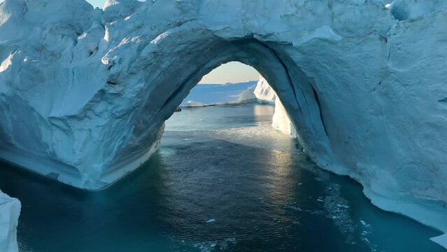 grandes icebergs flotando sobre el mar, texturas y formas.