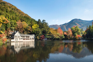 Fototapeta na wymiar The reflection of Lake Kinrinko with Yufudake and Autumn leaves in Yufuin Town Oita, Japan