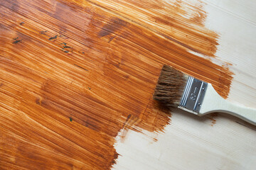 木材にペンキを塗る
