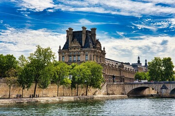Oud Tuileries-paleis bij de Pont Alexandre III dekboogbrug in Parijs