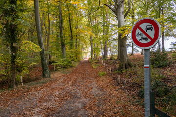 Panneau d'interdiction de circulation aux engins à moteurs sur un chemin à l'entrée d'une forêt