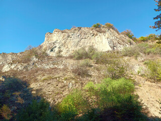 Der Rabenfels auf dem Premium-Wanderweg Vitaltour Stein, Wein & Farbe bei Wallhausen in der Verbandsgemeinde Rüdesheim im Landkreis Bad Kreuznach in der Nahe-Region von Rheinland-Pfalz. 