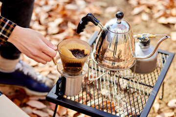 ソロキャンプを楽しむ若い日本人の男性