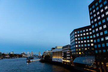 Obraz premium Thames by night - view over the river Thames in London, with tower bridge in sight